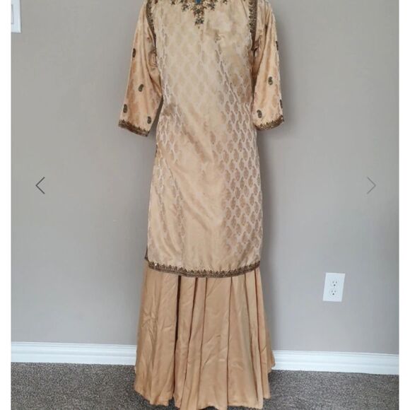 Klimt By Feroz Gandhi Women's Beige Traditional Kurta and Lehenga Skirt, NWOT - Picture 4 of 4